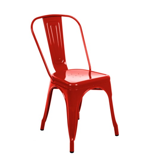 Červená kovová stolička je odolná voči meniacim sa atmosférickým podmienkam.