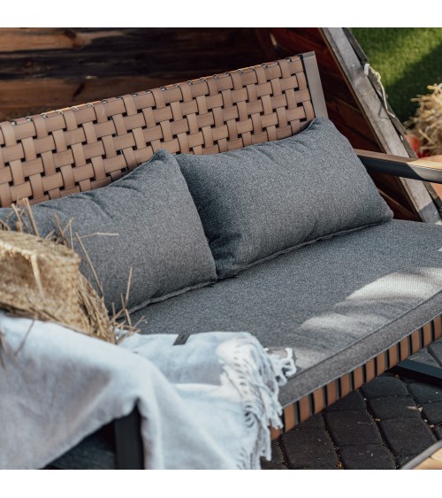 Záhradný ratanový nábytok - odpočinok na sviežom vzduchu.