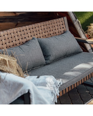 Záhradný ratanový nábytok - odpočinok na sviežom vzduchu.