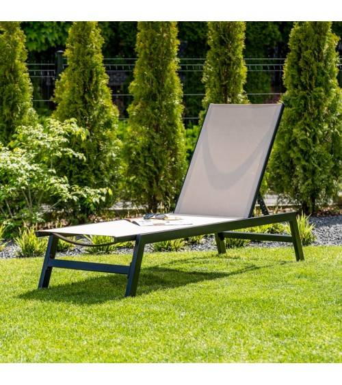 Elegantné moderné záhradné lehátko v béžovej farbe. Béžové polohovateľné lehátko.